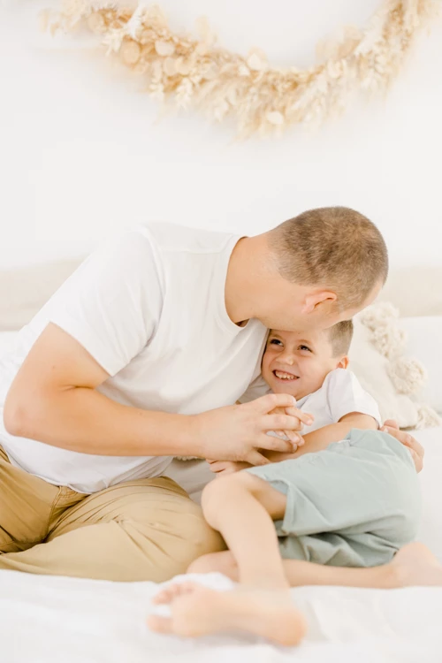 main bonheur enfant amour jouer avec les enfants